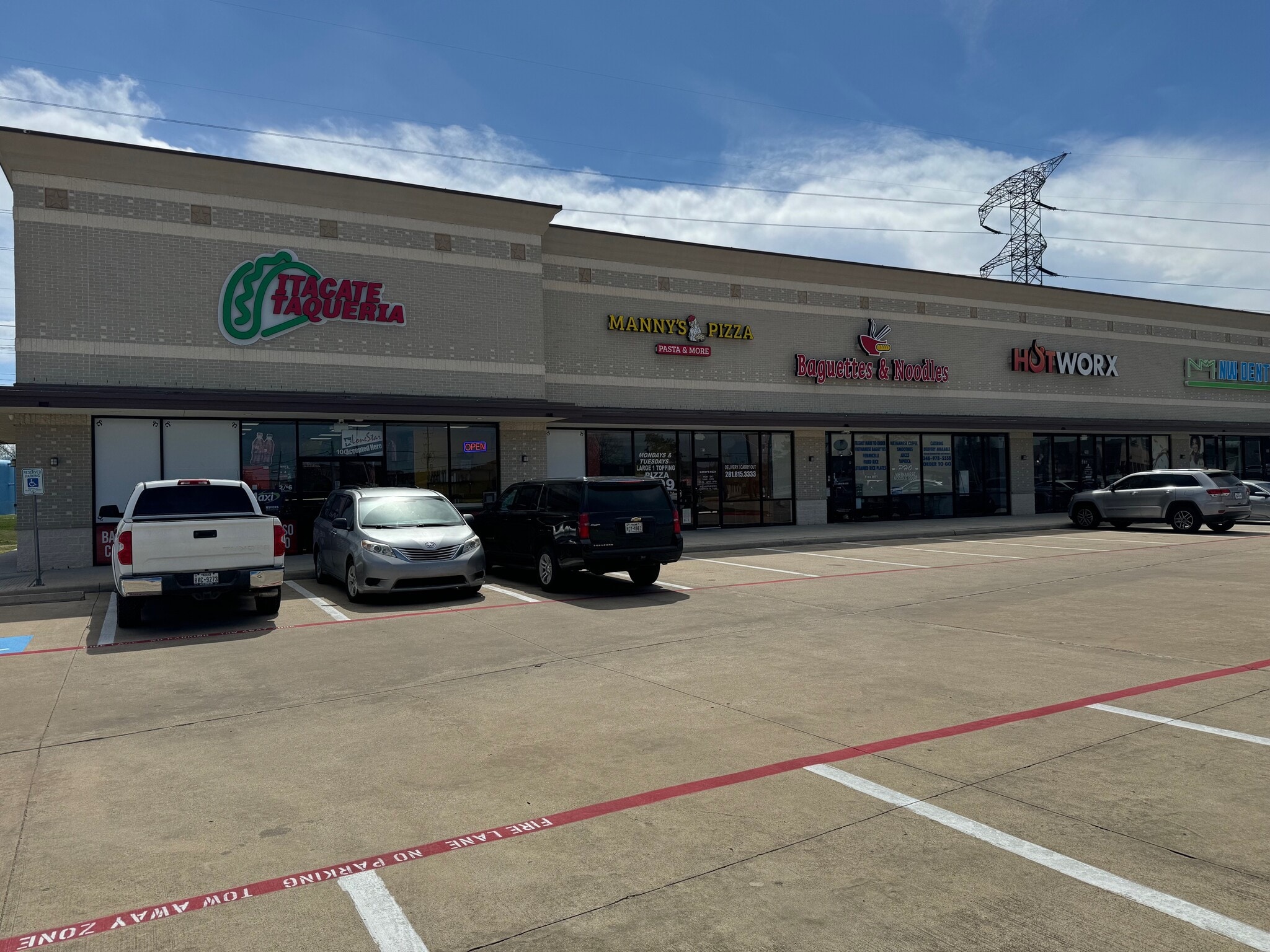 Retail suite frontage and parking at 9522 Huffmeister Rd in Houston