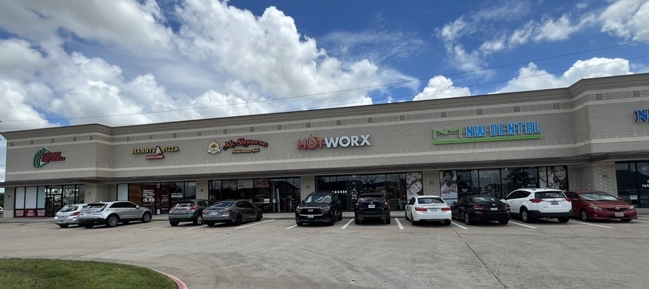 Front elevation of Eagles Landing with monument and tenant signage
