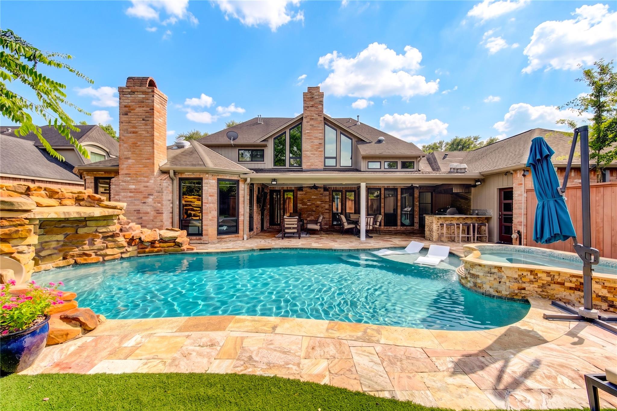 Pool, spa and covered outdoor entertaining area at 19822 Summerset Way