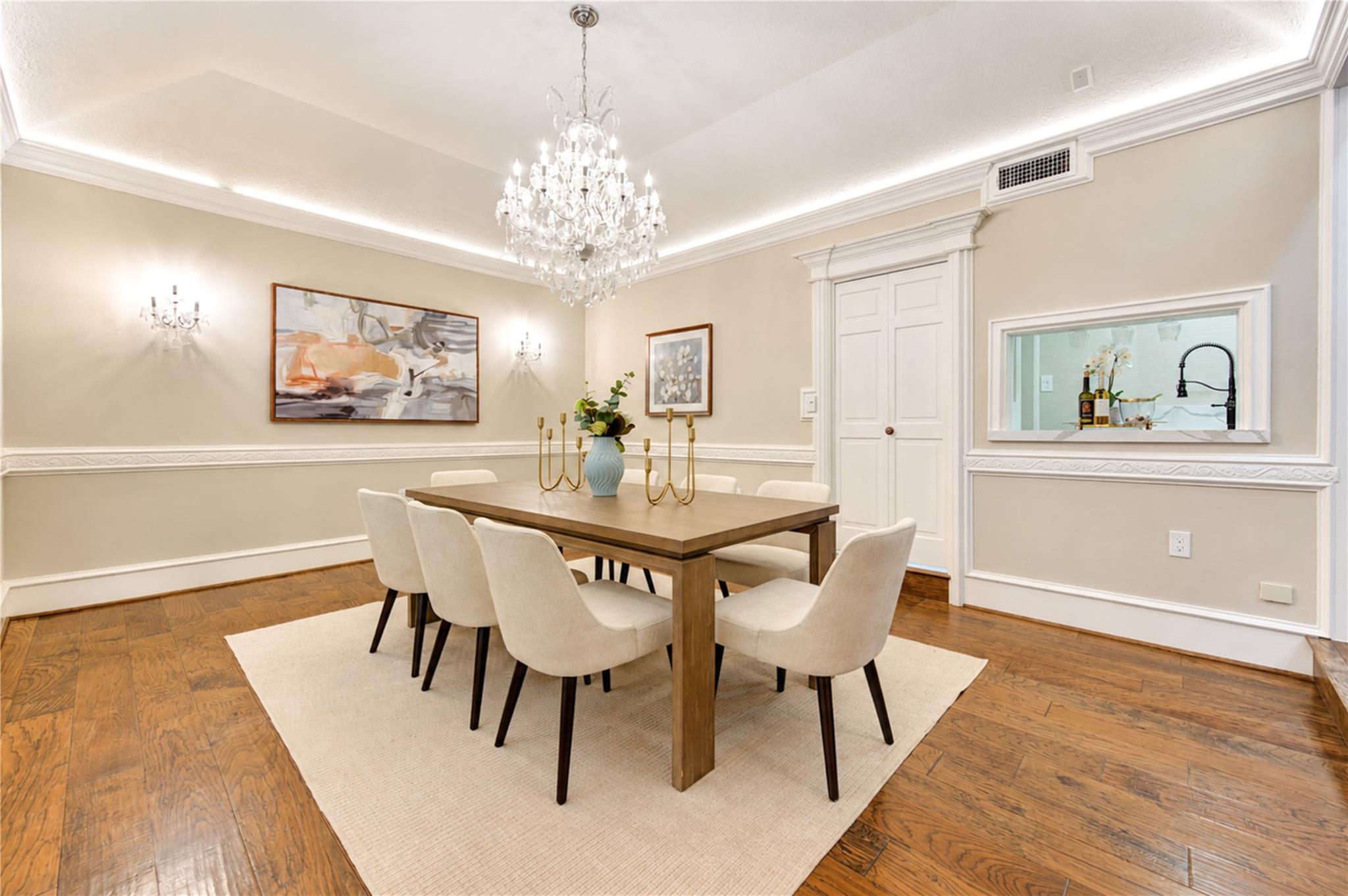 Wet bar and kitchen pass-through at 19822 Summerset Way