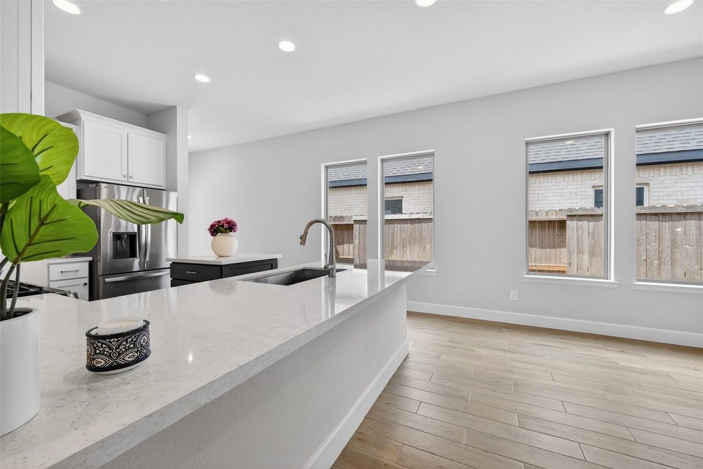 Kitchen breakfast bar and dining area at 2867 Orange Leaf Dr