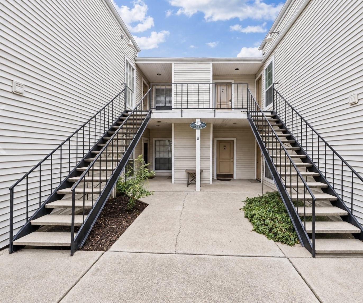Courtyard exterior of 9809 Richmond Avenue Unit E14 in Houston