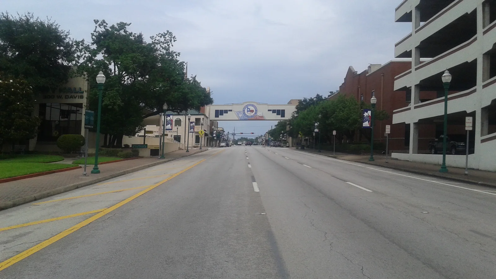 Licensed real photograph of Texas State Highway 105 in downtown Conroe / Conroe市中心105号公路授权实景照片
