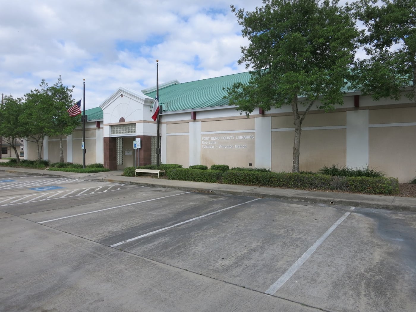 2017年Fulshear Bob Lutts图书馆实景 / 2017 exterior of the Bob Lutts Fulshear–Simonton Branch Library
