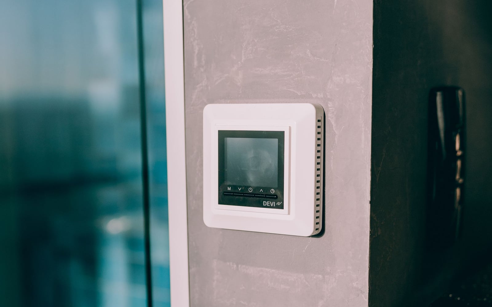 Digital wall thermostat used to monitor indoor temperature / 用于观察室内温度的墙面数字恒温器实拍