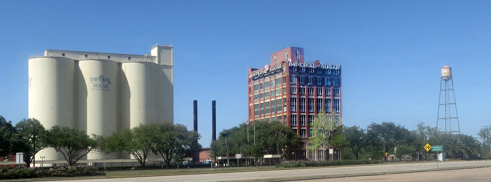 Historic Imperial Sugar refinery buildings in Sugar Land / Sugar Land历史悠久的Imperial Sugar炼糖厂建筑