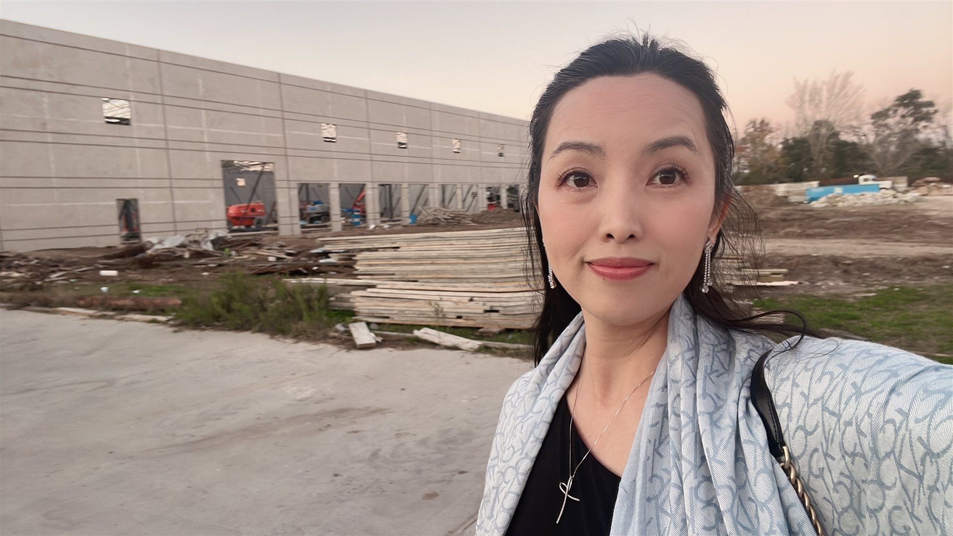 Joyce Tang 在休斯顿一处商业建筑施工现场 / at a Houston commercial building site