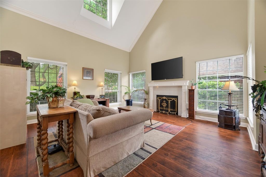 Photo 4 of 6810 Knoll Park Dr