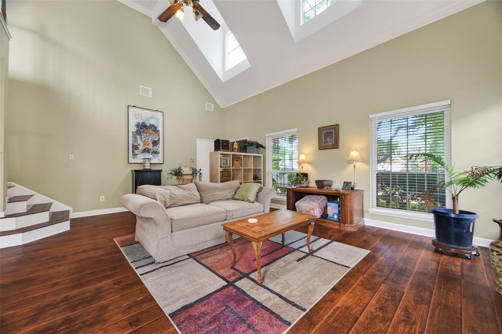 Photo 5 of 6810 Knoll Park Dr