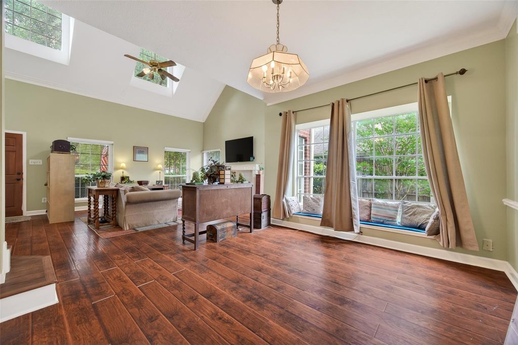 Photo 8 of 6810 Knoll Park Dr