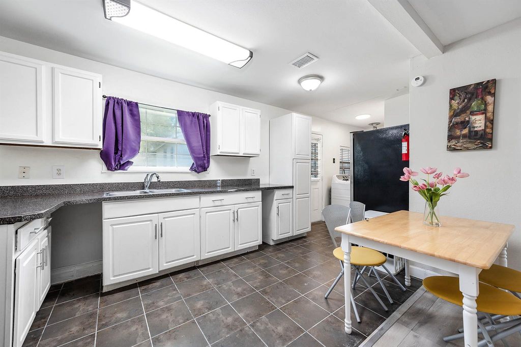 Photo 6 of 3910 Luca St