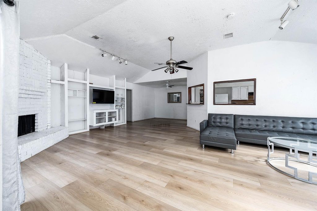Photo 3 of 16034 Glen Mar Dr