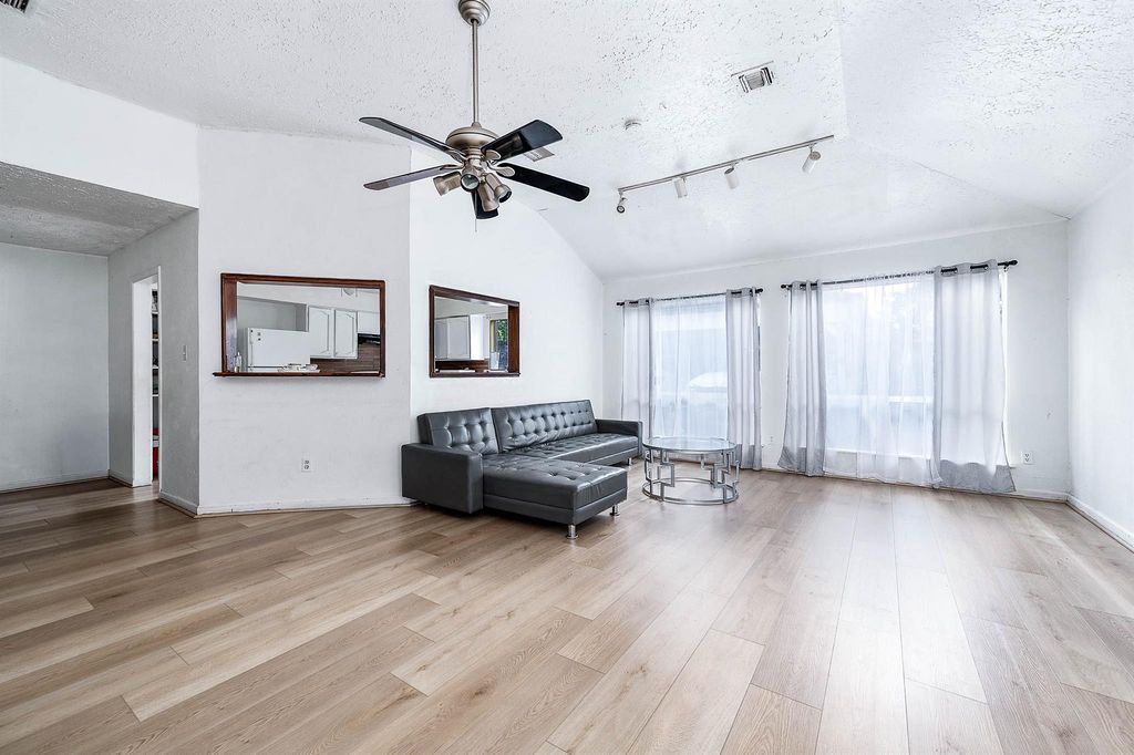 Photo 4 of 16034 Glen Mar Dr