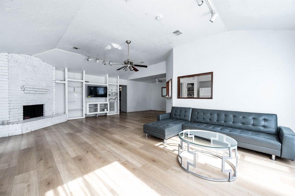 Photo 6 of 16034 Glen Mar Dr