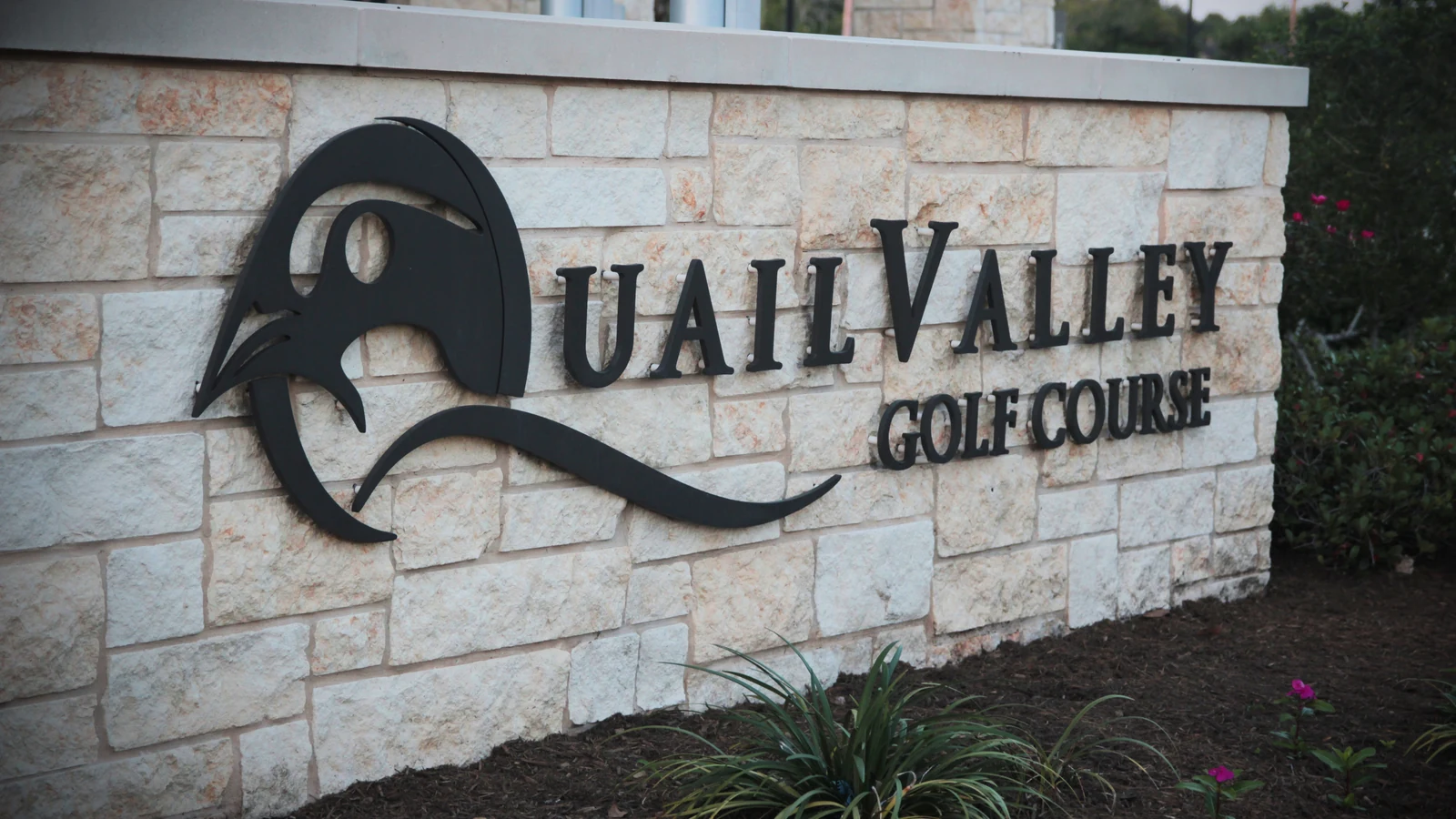 Licensed 2017 photograph of the Quail Valley Golf Course entrance in Missouri City / 2017年Missouri City Quail Valley高尔夫球场入口授权实景
