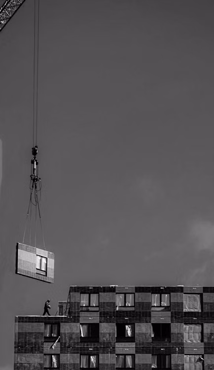 莫斯科施工现场用吊车吊装预制建筑单元的实拍,摄影者Anastasia,来源Pexels / Real prefab unit being lifted by crane at a Moscow construction site, photo by Anastasia via Pexels