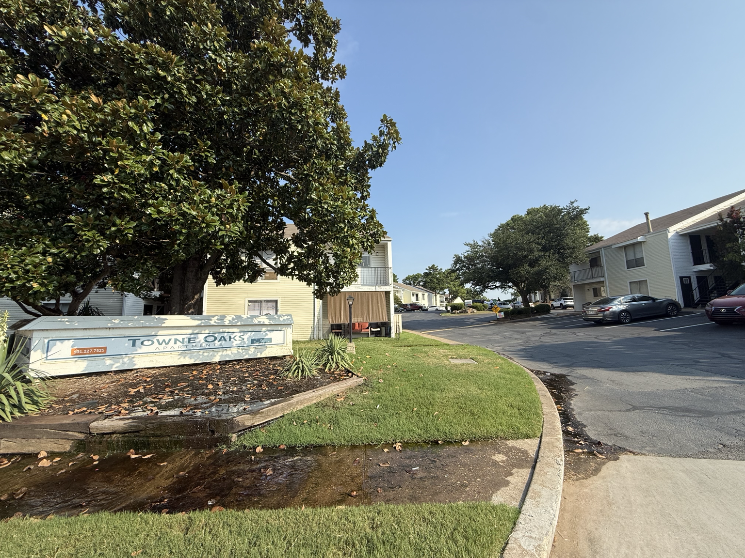 Towne Oaks Apartments entrance sign and apartment buildings / Towne Oaks Apartments 入口标识与公寓楼实景