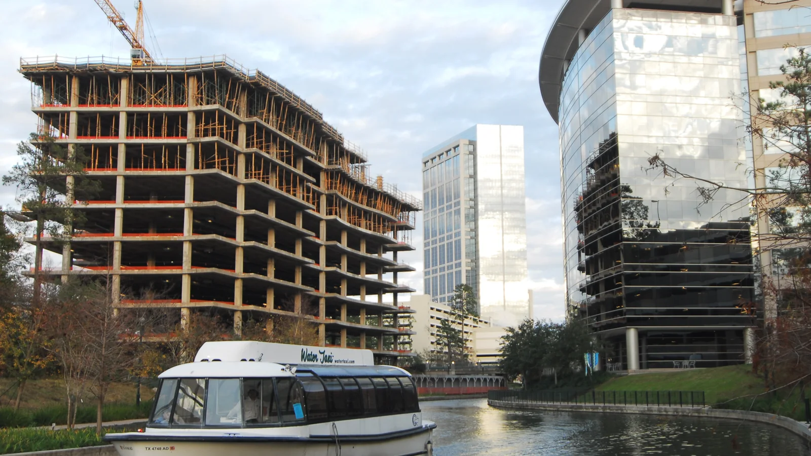 The Woodlands Waterway and Town Center in a 2008 licensed photograph / 2008年拍摄的The Woodlands Waterway与Town Center授权实景
