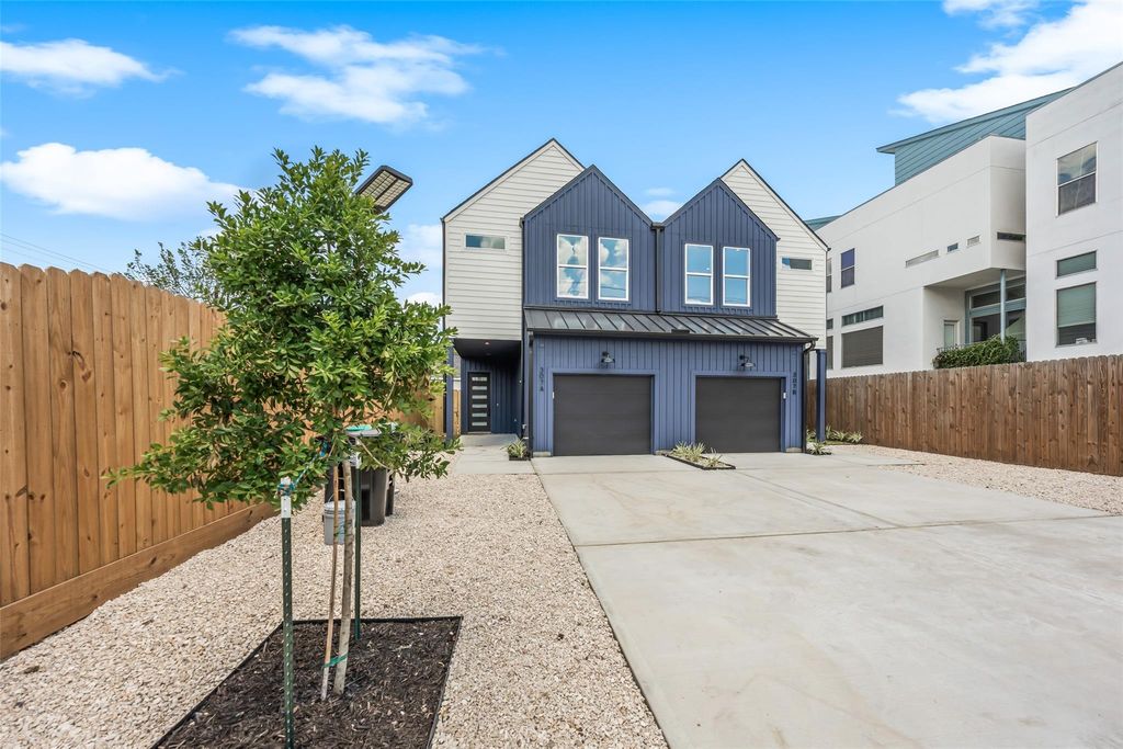 Gated driveway and two private garages at 307 Quitman St | 307 Quitman St自动门车道及两个独立车库