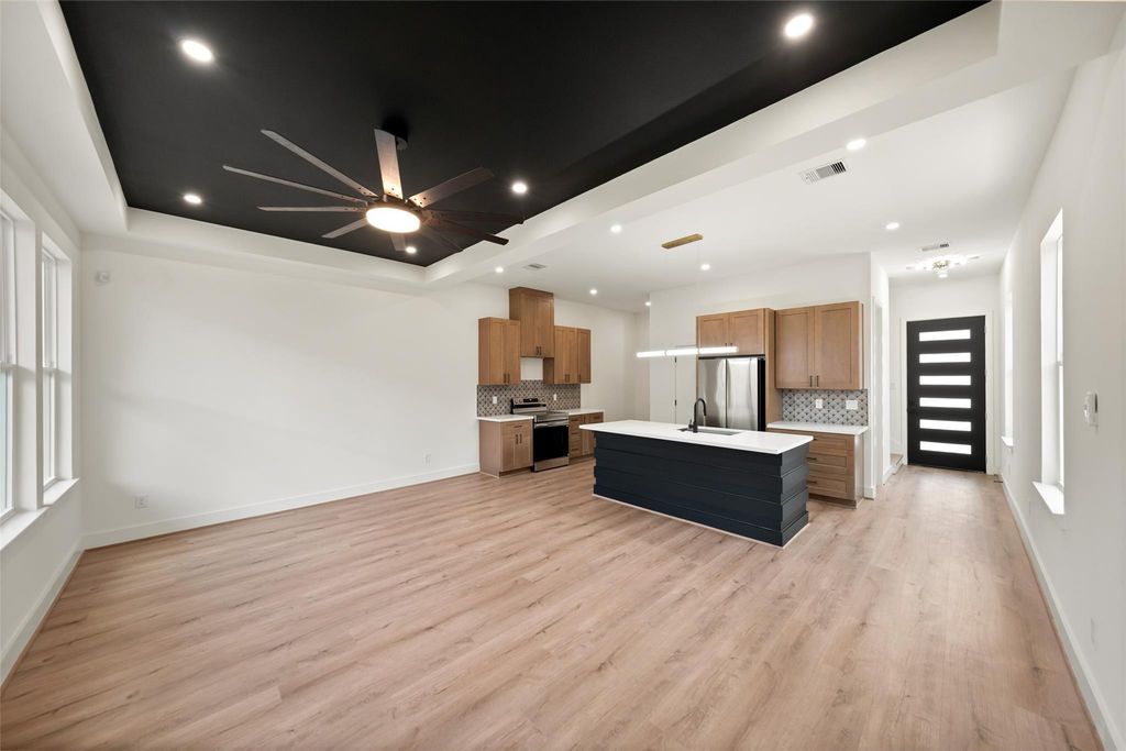 Unit A open kitchen and living area with tray ceiling | A单元带造型顶的开放式厨房与客厅