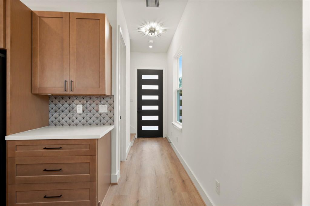 Unit A entry hall with modern front door | A单元现代入户门及门厅