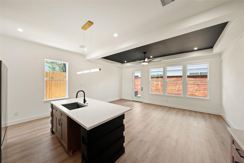Unit A kitchen island facing the living area and backyard windows | A单元面向客厅和后院窗户的厨房岛台