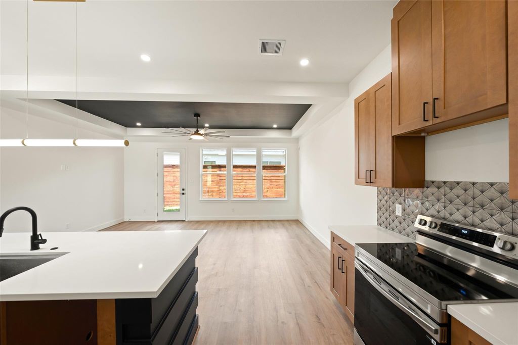 Unit A living area with three backyard windows | A单元带三扇后院窗户的客厅