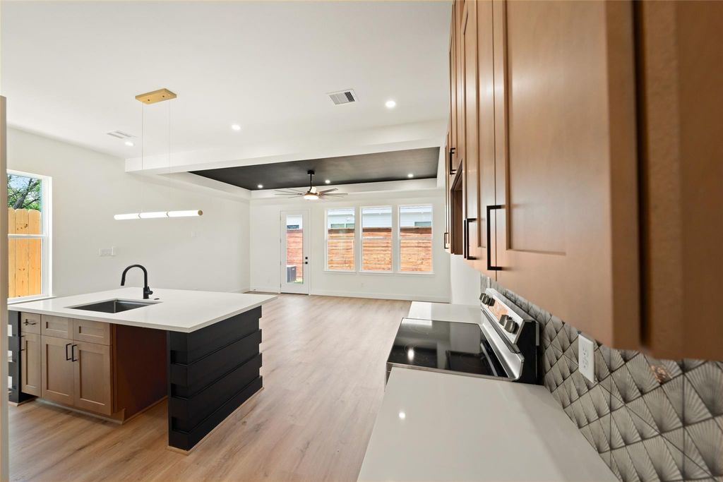 Unit A kitchen workspace with stainless appliances | A单元配不锈钢电器的厨房操作区