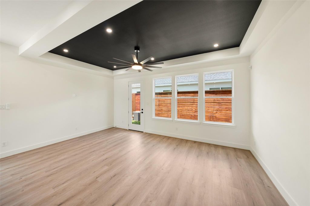 Unit A living area and backyard door beside the kitchen | A单元厨房旁的客厅和后院门