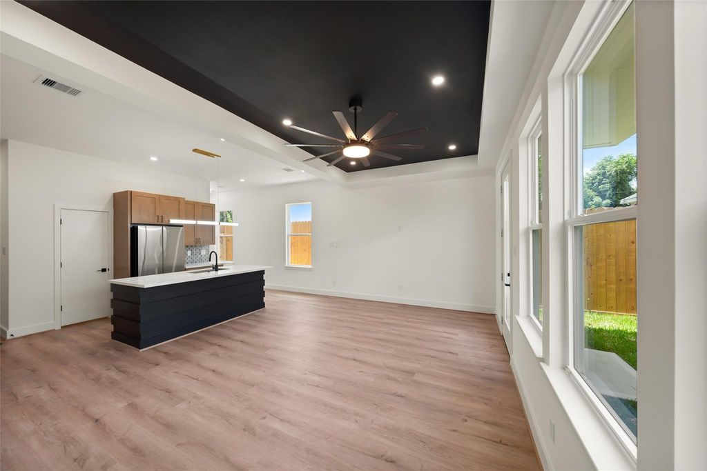 Unit A open living room viewed from the kitchen | 从厨房看A单元开放式客厅