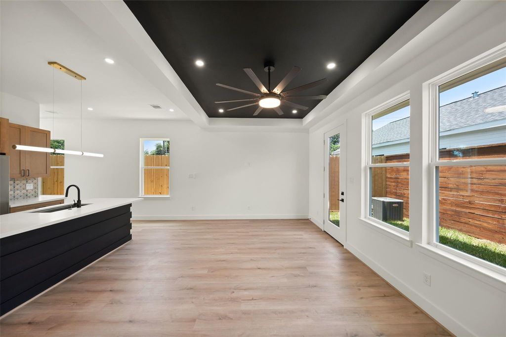 Unit A main-level living space with tray ceiling | A单元一楼带造型顶的公共空间