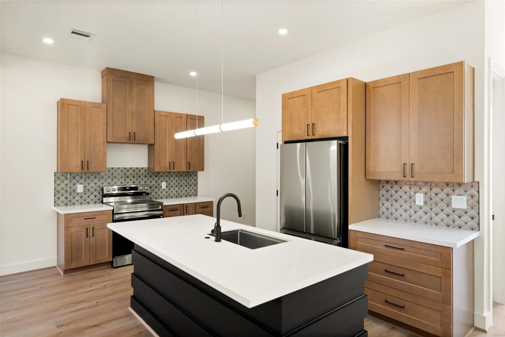 Unit A quartz kitchen island with sink and refrigerator wall | A单元带水槽的石英岛台及冰箱墙