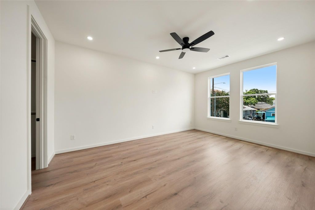 Unit A upstairs bedroom with ceiling fan and vinyl plank floor | A单元带吊扇和木纹地板的楼上卧室