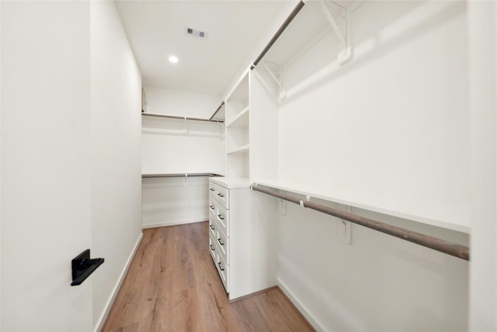 Unit A walk-in closet with built-in shelves and drawers | A单元带内置层架和抽屉的步入式衣帽间