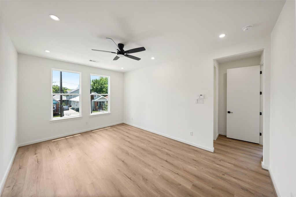 Unit A upstairs bedroom with neighborhood-facing windows | A单元带社区景观窗户的楼上卧室