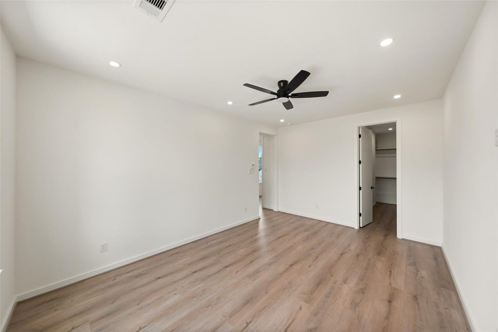 Unit A upstairs bedroom and hallway access | A单元楼上卧室及走廊入口