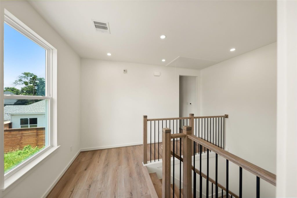 Unit A upstairs landing with wood-and-metal stair railing | A单元带木质与金属栏杆的楼上平台