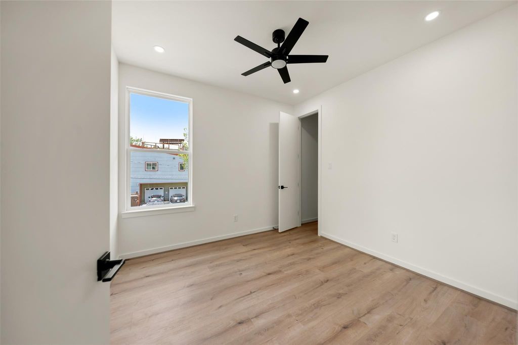 Unit A upstairs bedroom with partial skyline-facing window | A单元带部分天际线方向窗户的楼上卧室