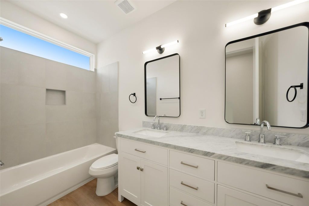 Unit A secondary bathroom with tub-shower and white vanity | A单元带浴缸淋浴和白色浴室柜的次卫