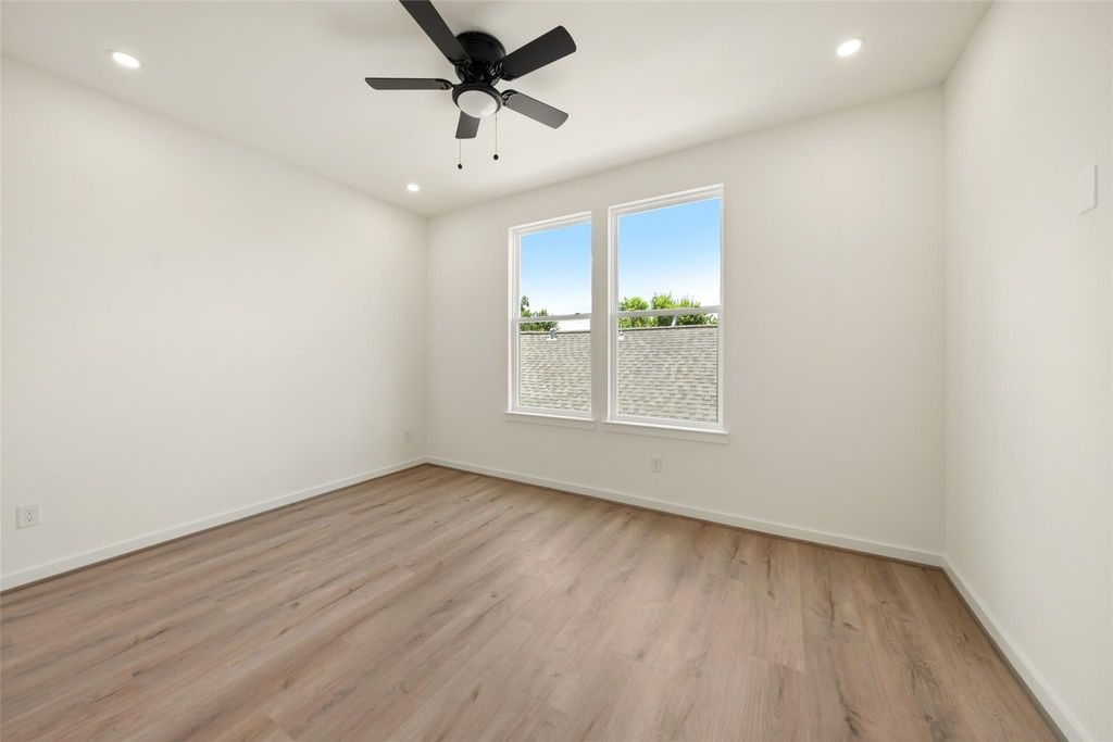 Unit A secondary bedroom with two windows | A单元带两扇窗户的次卧