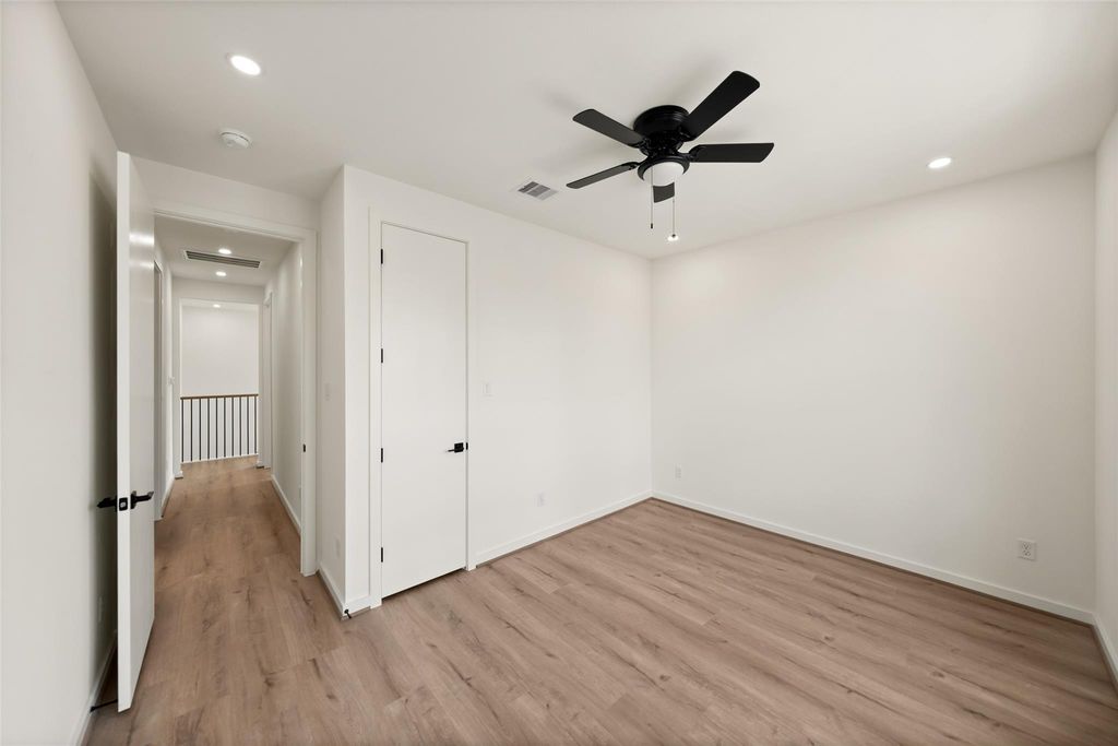 Unit A secondary bedroom with closet | A单元带衣柜的次卧