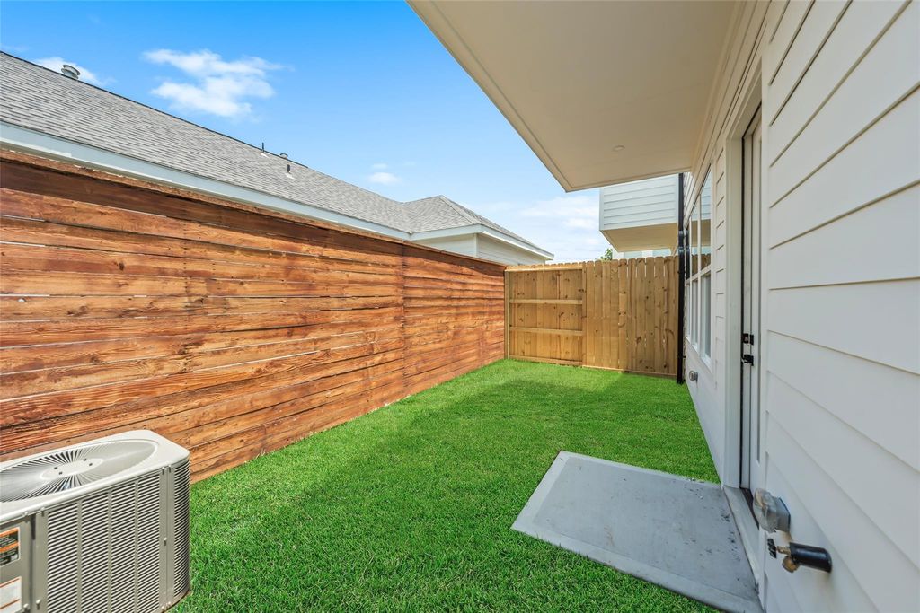 Private fenced backyard for Unit A | A单元独立围栏后院
