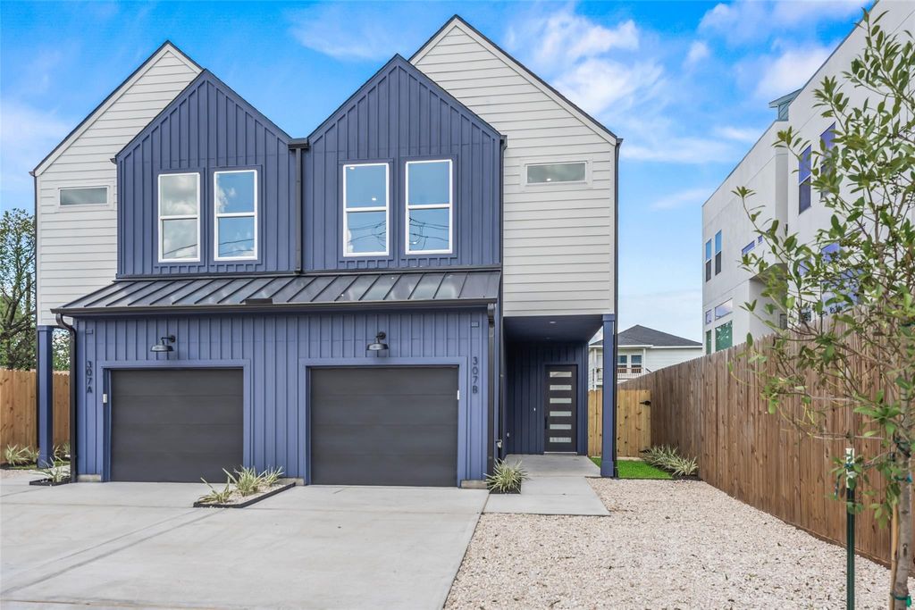 Front exterior of the second residence at the 307 Quitman St duplex | 307 Quitman St双拼住宅另一侧正面