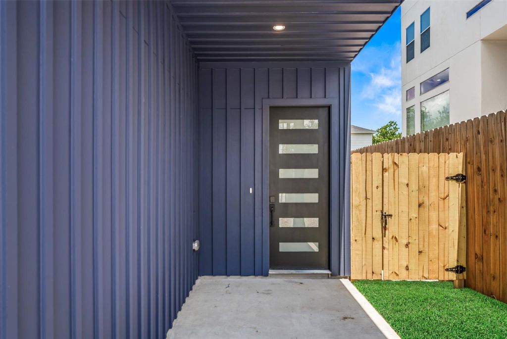 Covered private entry for Unit B | B单元有遮棚的独立入口