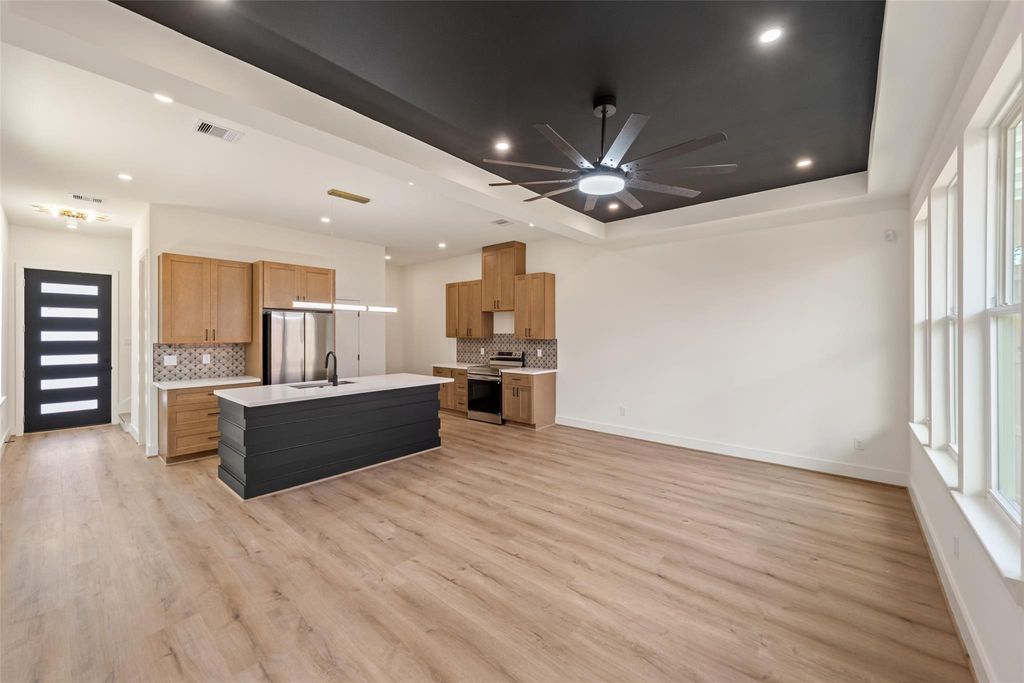 Unit B open kitchen and living area with tray ceiling | B单元带造型顶的开放式厨房与客厅