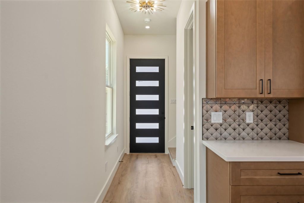 Unit B entry hall with modern front door | B单元现代入户门及门厅