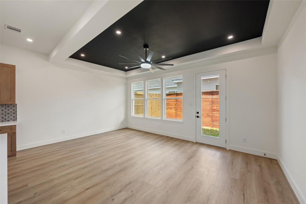 Unit B living area with backyard windows and door | B单元带后院窗户和后门的客厅