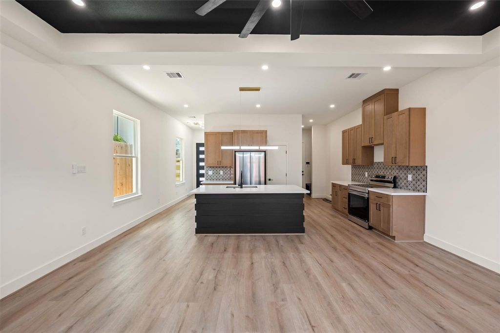 Unit B kitchen island viewed from the living space | 从客厅看B单元厨房岛台
