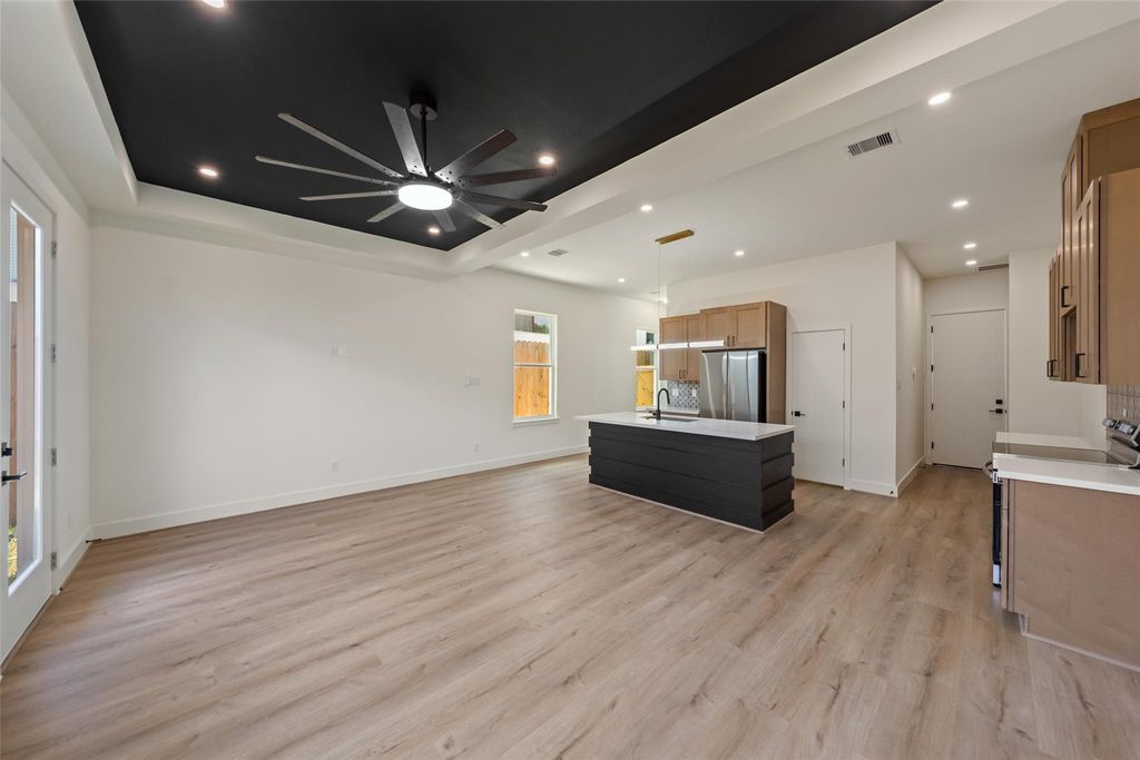 Unit B open main-level living and kitchen space | B单元开放式一楼客厅与厨房