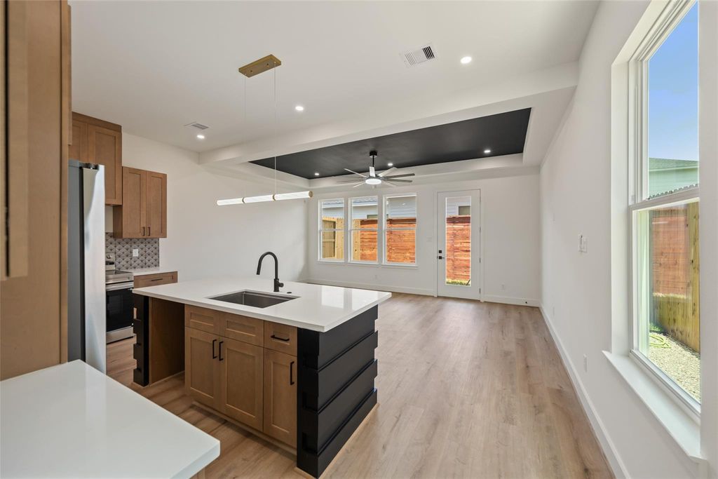 Unit B quartz island facing the backyard windows | B单元面向后院窗户的石英岛台